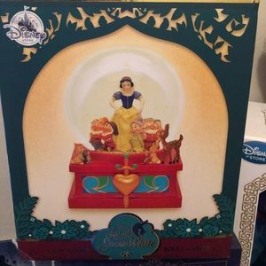 NEW!!!!! DISNEY SNOW GLOBE SNOW WHITE SNOW GLOBE